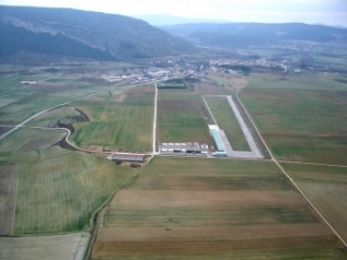 Vista aerea de la pista del aterizaje